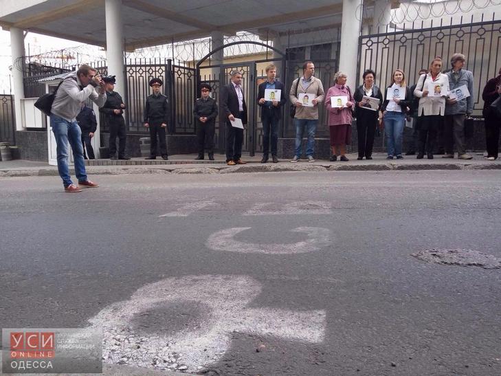 Нардеп Гончаренко разом з активістами пікетує консульство Росії в Одесі - фото 1