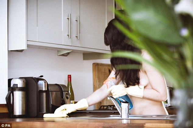 Як голі жінки працюють прибиральницями, отримуючи $55 за годину  - фото 2
