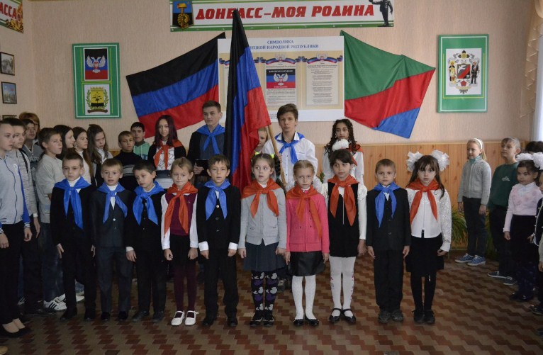Як на окупованій Донеччині виганяють дітей "святкувати" день прапора "ДНР" (ФОТО) - фото 7