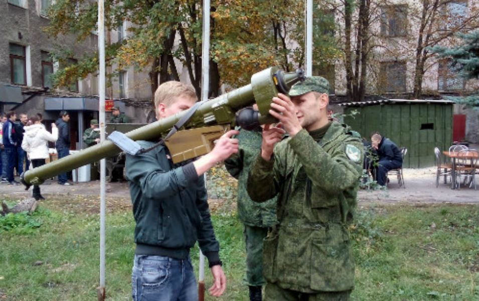 Як у "ДНР" бойовики заманюють у свої лави школярів та ПТУшників (ФОТО) - фото 2