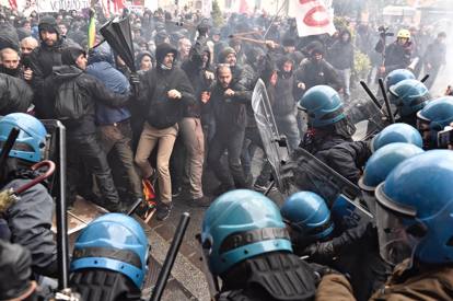 В Італії спалахнули сутички, поліція застосувала сльозогінний газ  - фото 2