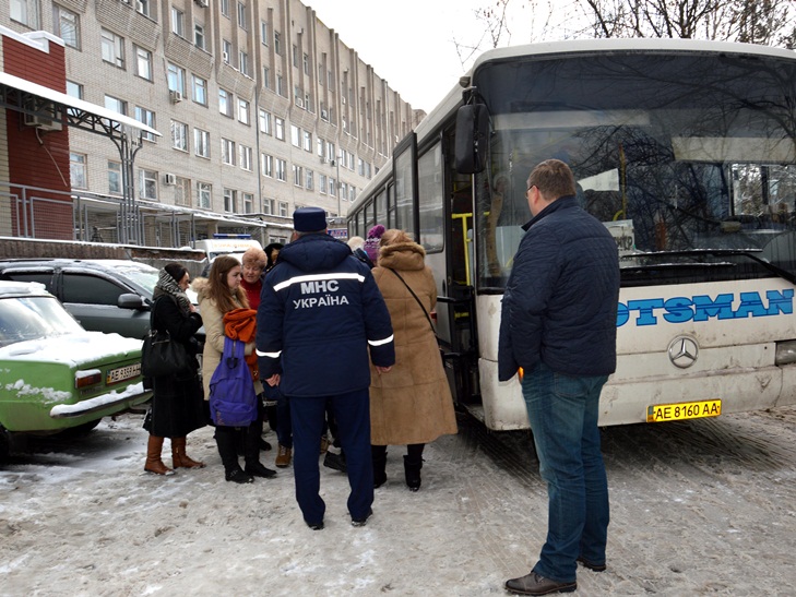 Як постраждалих в аварії автобуса біля Дніпра кропивницьких дітей відправляли додому (ФОТО, ВІДЕО) - фото 2