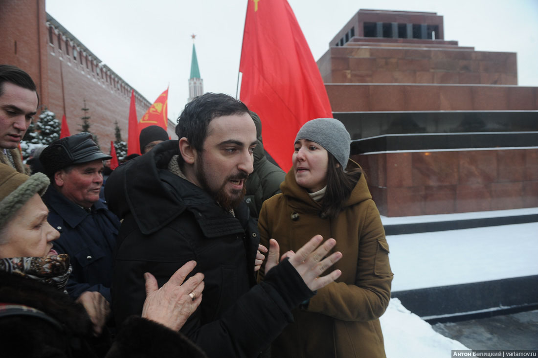 На Росії під могилою Сталіна комуністи відлупцювали активістів (ФОТО, ВІДЕО) - фото 4
