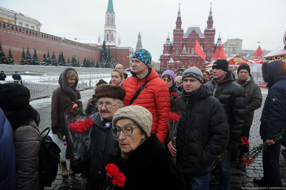 На Росії під могилою Сталіна комуністи відлупцювали активістів (ФОТО, ВІДЕО) - фото 8