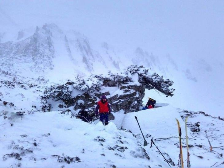 У Карпатах туристи, рятуючись від вітру, збудували снігову іглу - фото 3