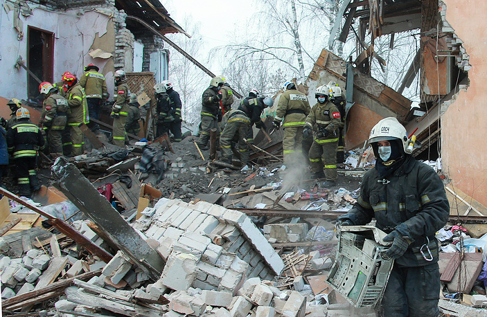 На Росії стався вибух у житловому будинку: є загиблі (ФОТО) - фото 5