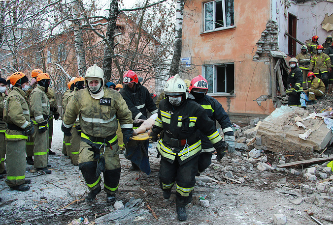 На Росії стався вибух у житловому будинку: є загиблі (ФОТО) - фото 3