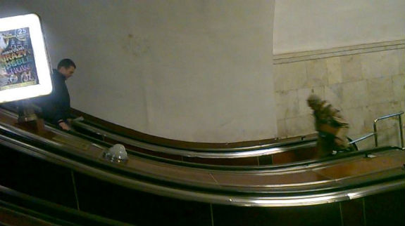 Як пасажири столичного метро намагаються "переграти" ескалатор - фото 3