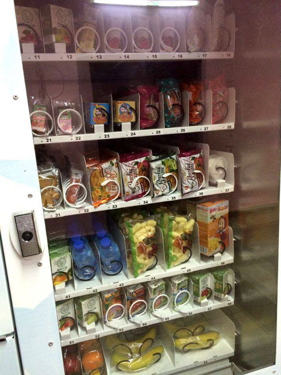Столичні школи віддають в оренду під автомати з солодощами  - фото 2