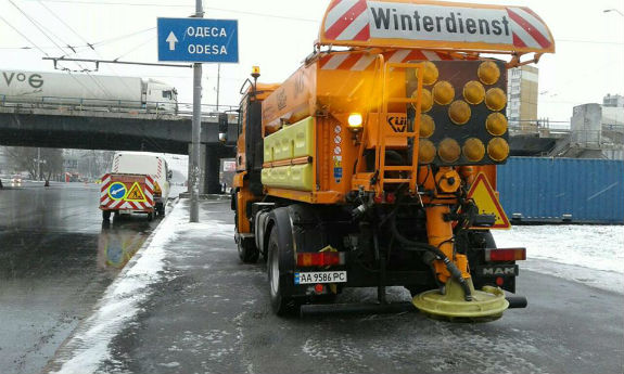 Снігопад у столиці: На вулицях 180 тонн солі, а автівки киян обіцяють евакуйовувати - фото 1
