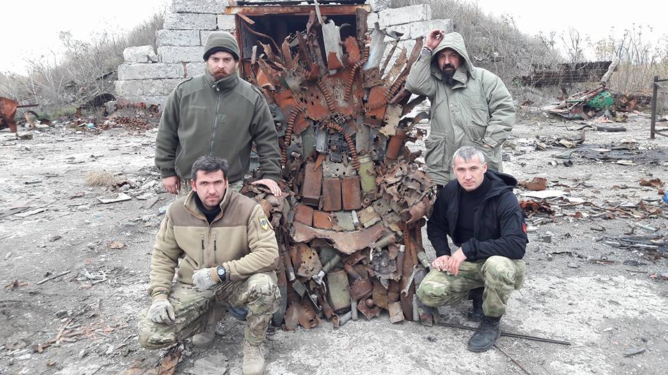 Запорізькі волонтери та бійці змайстували під Донецьком "залізний трон" з "Гри престолів" - фото 1