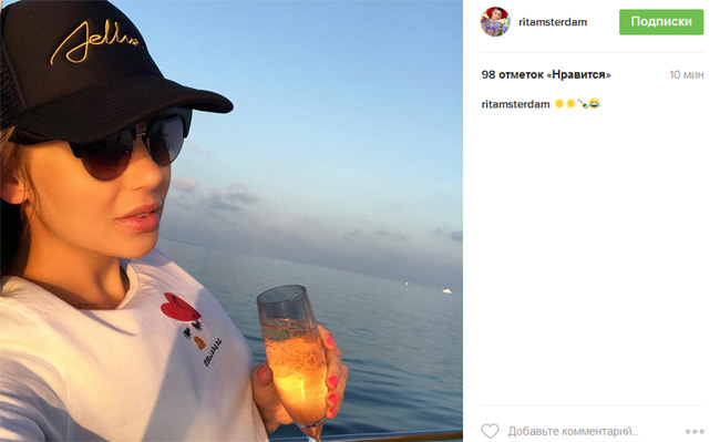 Як дружина "динамівця" насолоджується шампанським у відпустці - фото 1