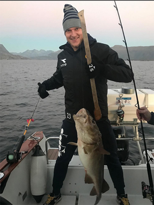 Український воротар зловив величезну рибину в Норвегії - фото 1
