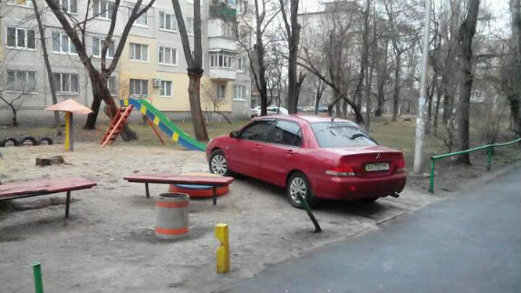 Кияни знайшли ще одного водія-жлоба, який паркується на дитячому майданчику  - фото 1
