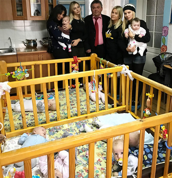 Як дружини футболістів "Динамо" відвідали дитячий будинок - фото 1