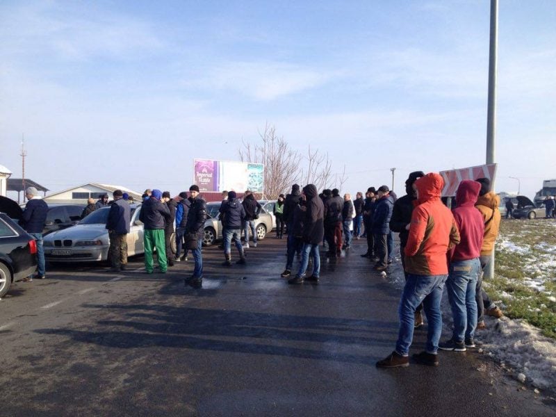 На виїзді з Чернівців протестувальники перекрили рух (ФОТО) - фото 2