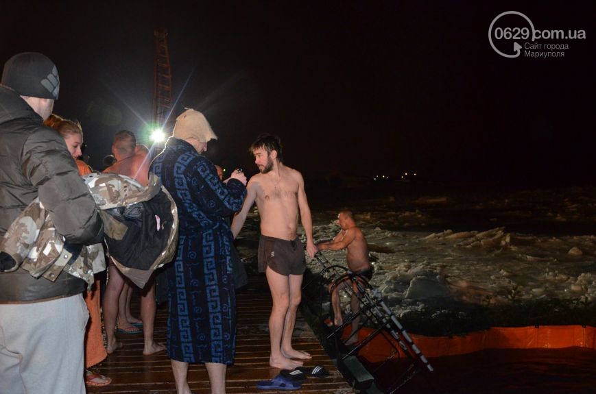 У Маріуполі на Водохреща обміліло море: Віряни льопаються у фонтані (ФОТО) - фото 6