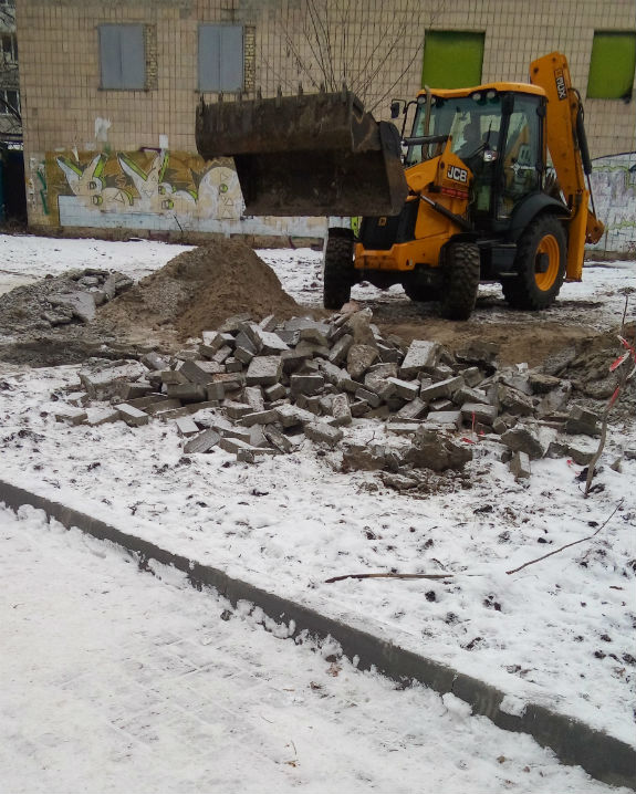 Дурна робота: У Києві знищили тротуарну плитку, яку поклали кілька тижнів тому - фото 2