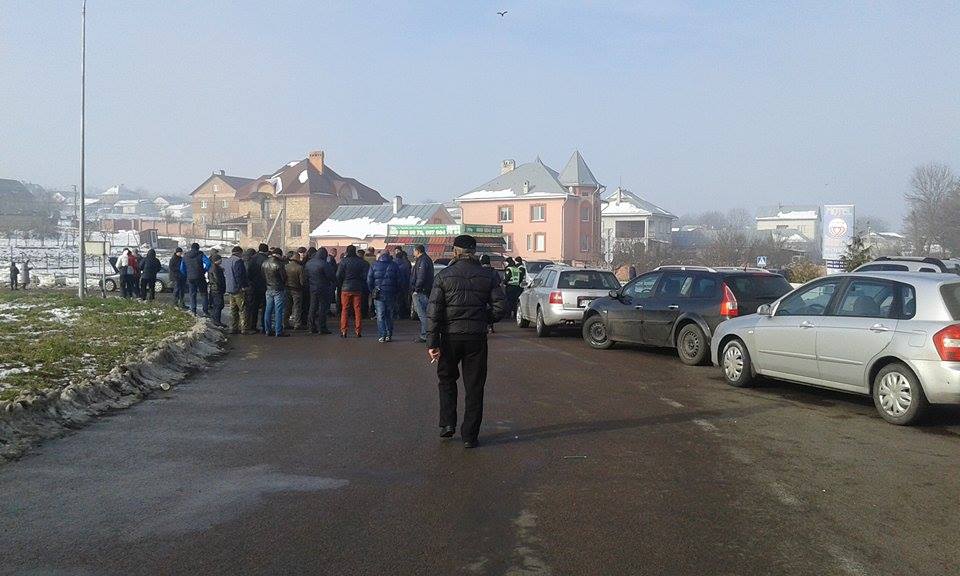 На виїзді з Чернівців протестувальники перекрили рух (ФОТО) - фото 1