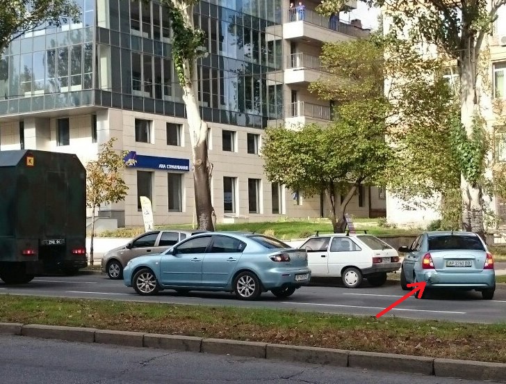 У центрі Запоріжжя вантажівка Нацгвардії зачепила припаркований легковик - фото 2