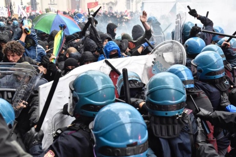 В Італії спалахнули сутички, поліція застосувала сльозогінний газ  - фото 4