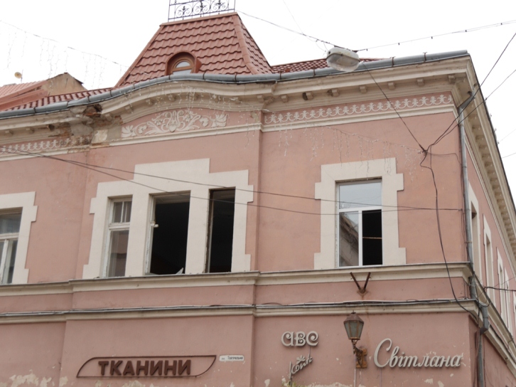 Ужгородська влада грудьми стала на захист автентичного вікна - фото 1