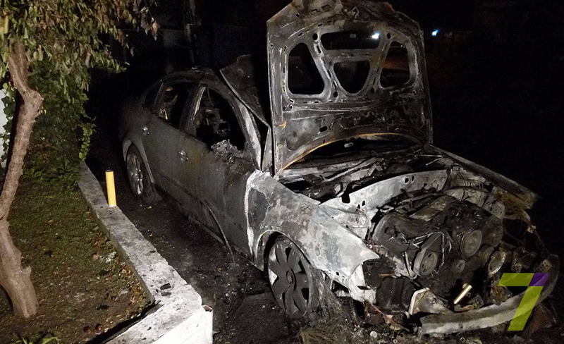 Вночі в елітному районі Одеси невідомі спалили автомобіль очільника податкової (ФОТО) - фото 1