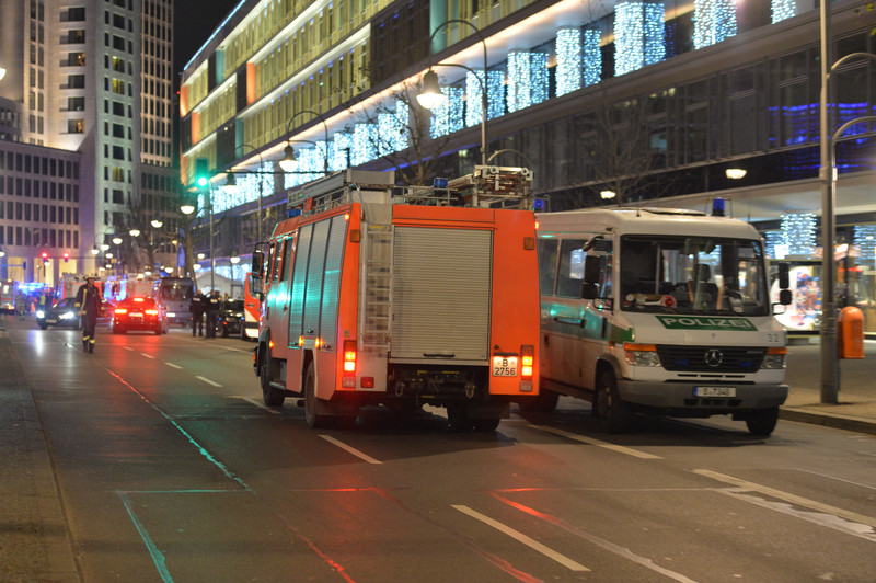 Теракт у Берліні. Вантажівка розчавила людей (ФОТО) - фото 3