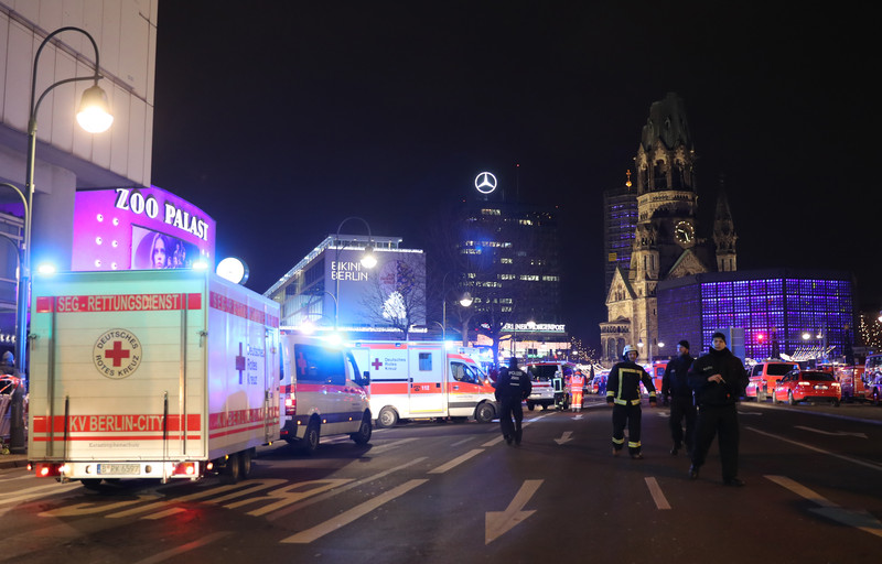 Теракт у Берліні. Вантажівка розчавила людей (ФОТО) - фото 1
