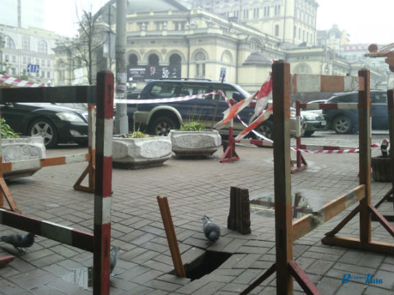 Біля Національної опери в Києві провалилася тротуарна плитка - фото 1