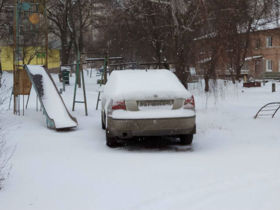 На Київщині феєричний водій-жлоб припаркувався на дитячому майданчику - фото 1