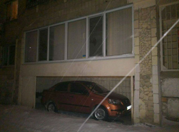 Розрив мозку: Киянин облаштував "парковку" прямісінько під балконом будинку - фото 1