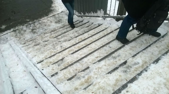 Міська електричка Києва у зимовому пеклі: Перони нагадують ковзанку - фото 8