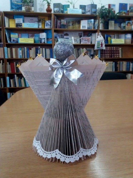 Закарпатські бібліотекарі використали 160 книг на сніговика та ялинку - фото 2