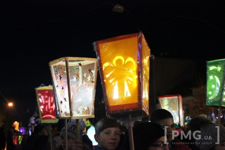 У Мукачеві під лицарські бої, парад ліхтариків та вогняне шоу відсвяткували День святого Мартина - фото 2