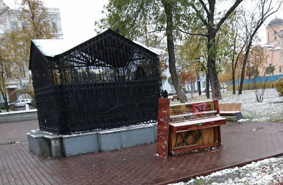 У Києві вандали зламали "громадське" фортепіано  - фото 1