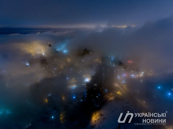 Краса нічного Києва: Як казковий туман огорнув ціле місто   - фото 1