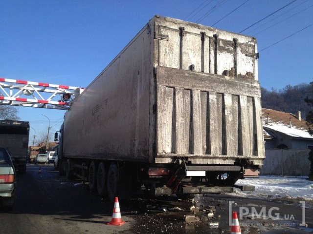 У Мукачеві вантажівка влетіла в обмежувач руху - фото 2