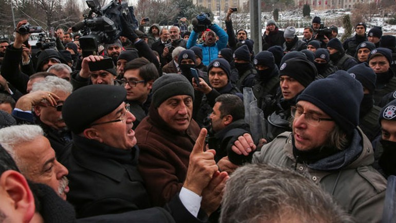 В Анкарі водометами і газом розігнали мітинг проти Ердогана (ФОТО, ВІДЕО) - фото 2
