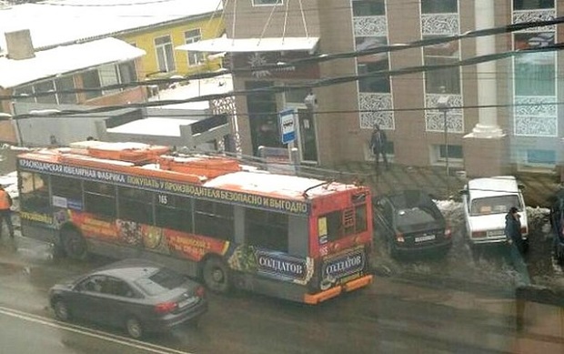 На Кубані посеред міста тролейбус провалився в яму (ФОТО) - фото 1