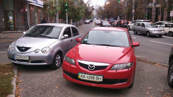  У Києві одразу двоє водіїв стали переможцями конкурсу "Паркуюсь, як мудак" - фото 1