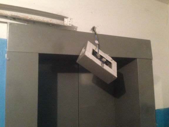 Як вандали обкрадають ліфтове обладнання у столичних будинках  - фото 1