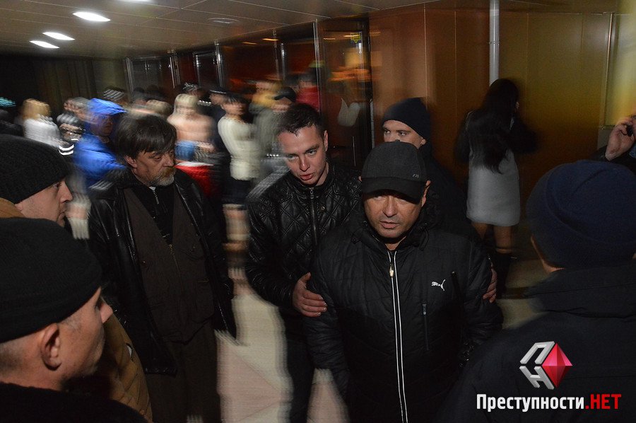 Миколаївські активісти "окропили" томатним соком вхід на концерт Потапа і Насті
