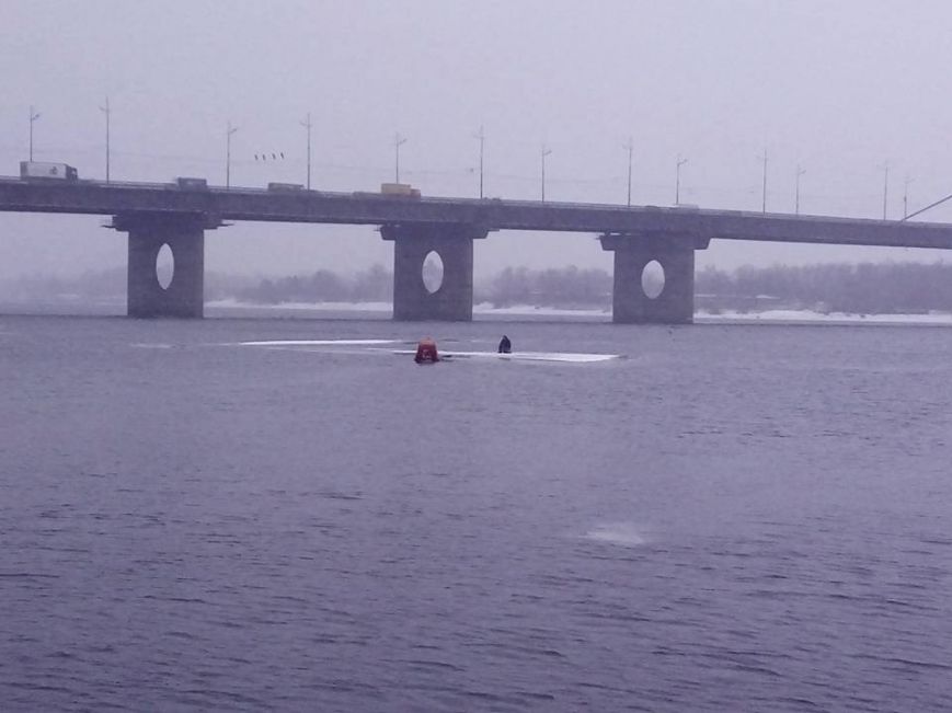 На Дніпрі біля Московського мосту ловили рибалку на крижині  - фото 1