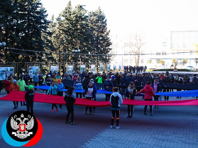 Як на окупованій Донеччині виганяють дітей "святкувати" день прапора "ДНР" (ФОТО) - фото 15