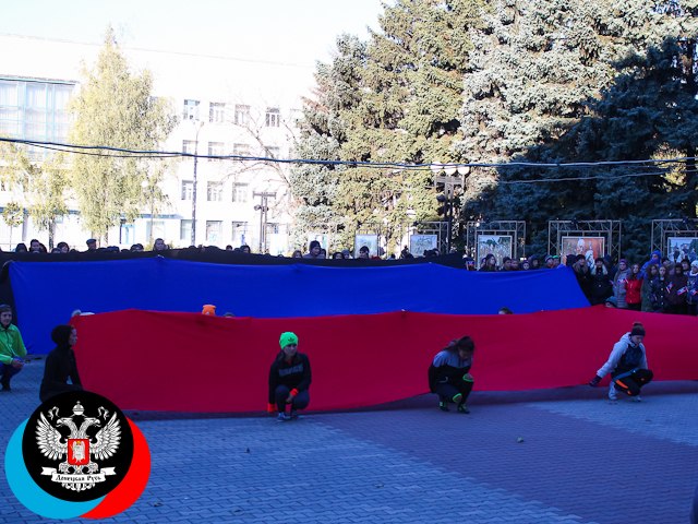 Як на окупованій Донеччині виганяють дітей "святкувати" день прапора "ДНР" (ФОТО) - фото 18