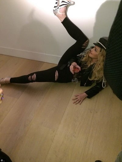 Зіркові вихідні: зухвала Мадонна напідпитку шокувала гостей лондонської фотовиставки (ФОТО, ВІДЕО) - фото 2