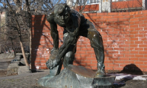 Куди зник столичний пам’ятник "Булижник – зброя пролетаріату" - фото 1
