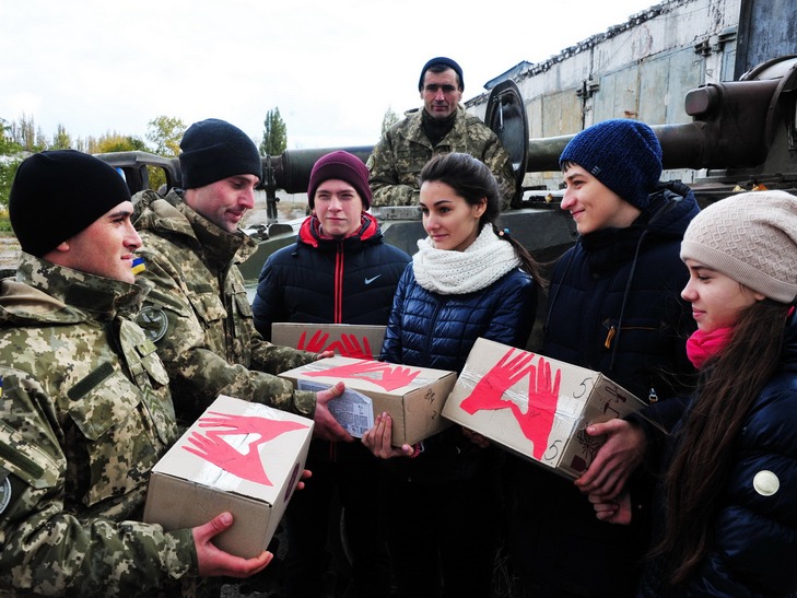 В Одесі школярі завітали до військовослужбовців 28 мехбригади, які повернулися з АТО (ФОТО) - фото 2