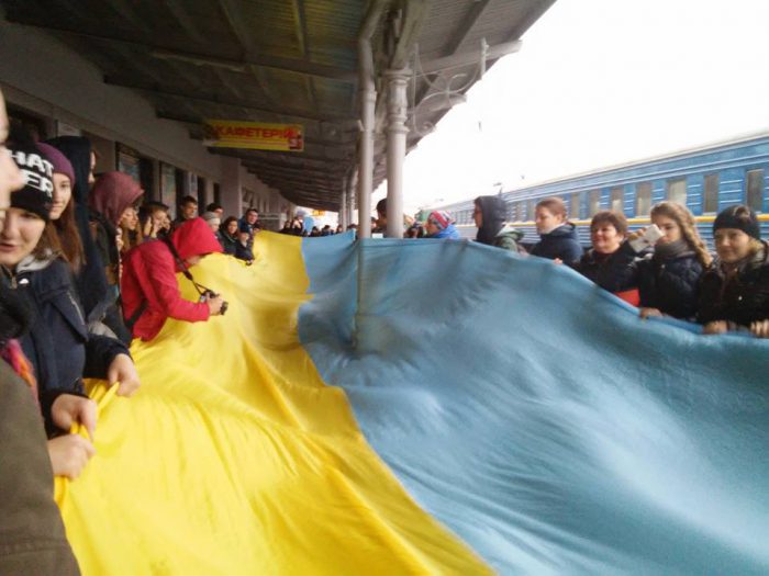 Молодь Чернівців зустріла потяг єднання 25-метровим прапором (ФОТО) - фото 1